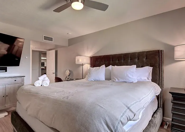 Charming Comfy In The Heart Of Old Town *
